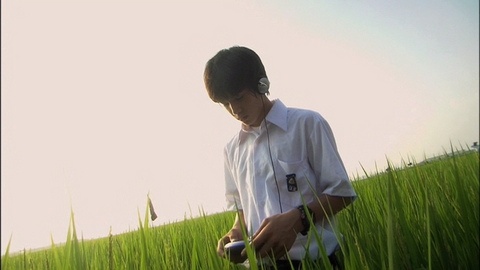 7-Lilly Chou Chou Hakkında Her Şey (Riri Shushu no subete / All About Lilly Chou Chou) (2001) - Sinemada interaktivite ve bilgisayar oyunu estetiği konusunda "Ölüm Oyunu" ("Battle Royale", 2000) ile birlikte ilk devrim yapan filmlerden biridir. Asosyal bir çocuğun internetteki rumuzu ile gerçek hayatı arasında sıkışması ışığında, toplumsal şiddet, dışlanma ve gençlik filmi mantıkları farklı bir konsepte sokulur. Shunji Iwai imzalı yapıt önemsenmeyen ama önemsenmesi şart olan eserlerindendir bu 10 yılın...