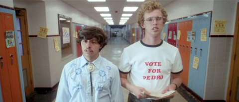 4-Napoleon Dynamite (2004) - Wes Anderson'ın 1998'de çektiği "Gençlik Yılları" ("Rushmore", 1998) alanda anti-kahramanlı filmlerin başlamasına yol açtı. Bunun devamında da Jared Hess'in ilk filmi John Heder'i sinema dünyasına armağan ederken, okulun ezik karakteri 'Napoleon Dynamite'dan bir kahraman çıkarıyordu. Böylece karşımıza son derece dingin ve özellikli bir mizah anlayışıyla dikiliyordu.