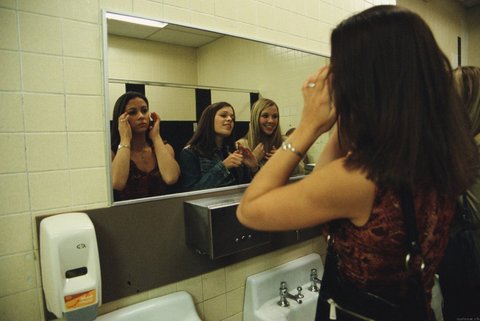 1-Fil (Elephant) (2003) - Bush sonrası yükselen 'şiddet' eğilimine okul konseptinde bakış atan bir gerçek hikaye uyarlaması. Gus Van Sant'ın dingin kaydırmalarıyla yürüyen, zaman zaman klasik müzik de kullanan bembeyaz bir 'genç katiller' tasviri. Hipnotize edici, şiddeti eleştiren ve bütün klişeleşmiş karakterlerin yönlerini değiştiren özel bir eser.