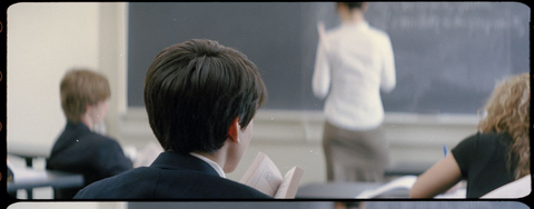 3-Okul Çıkışı (Afterschool) (2008) - Antonio Campos'un filmi Michael Haneke, Theo Angelopoulos gibi isimlerden etkilenen, yabancılaştırıcı ve yalnızlık tetikleyici bir okul atmosferi kuruyor. Bu doğrultuda da internet tutkunu ve sinema filmi çekme arifesindeki bir gencin orada yaşanan 'cinayet'i kasede alması sonrası yaşananları ele alıyor. Özgün, çarpıcı ve şiddet eleştirsi yapan özel bir film. İleride etkisi büyük olacak!