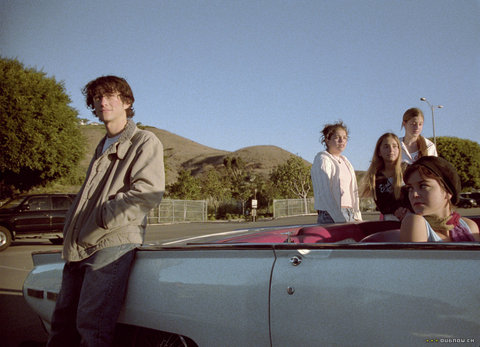 2-Asi Gençlik (Brick) (2005) - Teen-noir (gençlik-kara filmi) adlı alanı sinema dünyasına armağan ederken, kendine özgü lehçesi, sinema dili ve karakterleriyle çığır açan bir eser. Postmodern dünyasıyla dikkat çeken Rian Johnson'ın şimdilik bu en özgün eseri, klasik kara filmin öğeleri ile gangster filmlerinin bakış açısını gençlerin arasına sokuyor ve özgün bir sonuç alıyor. En son "Başlangıç"ta ("Inception", 2010) gördüğümüz Joseph Gordon-Levitt'in yükselmesine yol açan eser bu uyaralım!