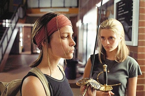 9-Kayıp ve Çılgın (Lost & Delirious) (2001) - Kanada'dan 90'ların sonunda çıkan ve bu sinemaya esaslı girişiyle önemli bir yönetmen olacağına dair ışıltılar yakan Lea Pool'un ikinci filmi. Gençlik filmi alanında lezbiyen ilişkiyi merkezine yerleştiren şiirsel bir yapıt. Shakespeare göndermeleriyle de entelektüel bir zemin aşılaması cabası. Aslında gençlik filminin içinde ve ailelerde bu durumun karşılanışını, tutucu evrendeki ahlaki boyutu ele almasıyla dikkat çeken bir eser.