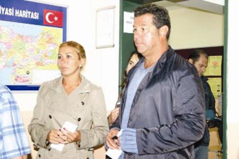 ÜMİT - CEM BOYNER Kanlıca Sedat Simavi İlköğretim Okulu'nda oy kullanan Ümit Boyner, "İki üç gün önceden oyumu hangi yönde kullanacağıma karar vedim. İnşallah Türkiye için doğru sonuç olur. Sonuç ne çıkarsa çıksın vatandaşın iradesinin sandığa yansıması çok önemli. Fakat şu da önemli, Türkiye yeni bir anayasa yapmak zorunda. 1982 anayasası ile vedalaşmak zorundayız. Bunun için ümit ediyorum ki referandum sonucunda yepyeni bir anayasayı hep beraber yapıp bu motivasyonu kaybetmemek gerek" dedi.