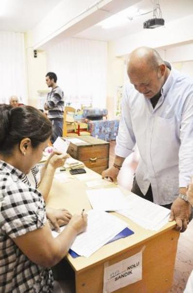 MUSTAFA KOÇ Kanlıca Sedat Simavi İlköğretim Okulu'nda oy kullanan ünlü işadamı, "Türkiye için iyi olsun" dedi.