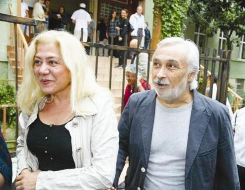 MÜJDAT GEZEN Nurettin Teksan İlköğretim Okulu'nda ünlü sanatçı Müjdat Gezen gelerek oy kullandı. Gazetecilerin referandum ile ilgili görüşü sorulması üzerine "Hayır çıkmasını bekliyorum. Ben öyle istiyorum" yorumu yaptı.