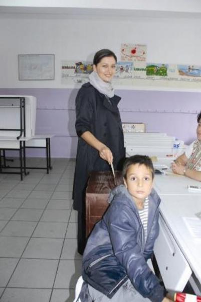 NURGÜL YEŞİLÇAY Oy vermeye Bebek'teki Tevfik İlköğretim Okulu'na gelen Nurgul Yeşilçay ve Cem Özer çifti yanlarında oğulları Osman Nejat'ı da getirdi. Çift, "Ülkemiz kazansın" şeklinde konuştu.