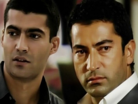 Kurtlar Vadisi Pusu dizisini Star Tv'ye kaptıran Show Tv'nin Vadi'ye rakip olarak Ezel dizisini yayınlayacağı medya gündemini uzun süre meşgul etti. Yaklaşık olarak 15 bölüm Show Tv'de yayınlanan dizi daha sonra olaylı bir şekilde ATV'ye geçmişti.