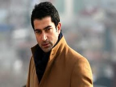 Ezel Bayraktar (Kenan İmirzalıoğlu): Dizinin en önemli kahramanı olarak göze çarpıyor. İlk başlarda karşımıza Ömer olarak çıktı. Yaşadığı ihanetlerin vermiş olduğu acıyla intikam ateşiyle yanıp kavruluyor. İşlemediği bir suç yüzünden hapse düşen Ömer'in burada tanıdığı Ramiz Dayı ile hayatı da değişti. İntikam için geçirdiği estetikle yeni bir kimliğe büründü.