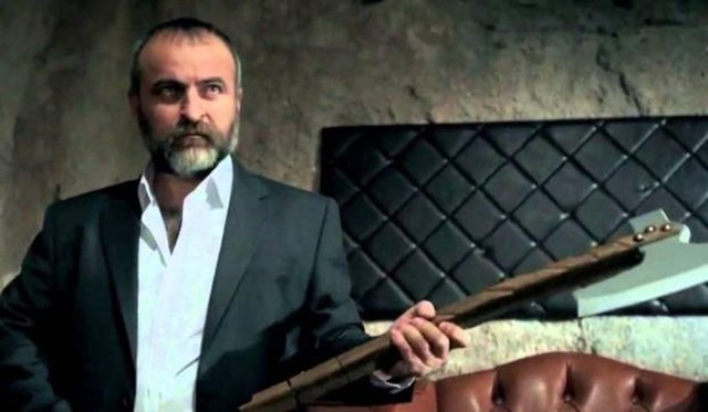 Geçtiğimiz günlerde Irmak Su adında bir kız çocuğu olan Murat Aydın, diziden neden ayrıldığıyla ilgili gelen soruları ise, "kısmet, Vadi'de oynayan her canlı bir gün ölümü tadacak" şeklinde esprili yanıt vererek geçiştirdi.  -