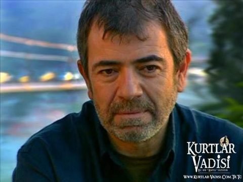 Ali Candan'ı Polat Alemdar'a döndüren Aslan Bey... Polat Alemdar halk kahramanı olarak dizi onun üzerine kurgulandı. Dizideki rolü bitince arabasında seyir halindeyken Pala tarafından sırtından vurularak öldrürüldü.