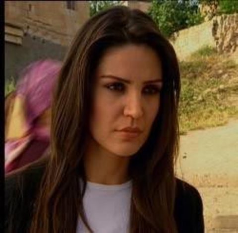 Laz Ziya'nın küçük Meral Yılmaz... Annesine çok benziyor diye babası onu hiç sevmedi. O da onu. Babasına silah doğrulttu. Arkadan gelen ablası vurdu.