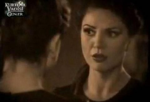 Laz Ziya'nın eşi Asiye... Kocasını dişçiyle aldatırken yakalandı. Laz Ziya'nın telkiniyle intihar etti. "Oy Asiye" türküsü onun sayesinde yenidne ünlendi...