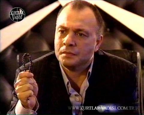 Merale bakmaya gitti. Halit tarafından birkaç el ateşle öldürüldü. Çakır'ın ölümü tüm ülkeyi derinden sarsmıştı. Öyle ki dizide ölen karaktere mevlid okutan vatandaşlarımız olmuştu. Onu öldüren Cerrahpaşalı Halit'i yani Özcan Varaylı'yı taksimde dövmüşlerdi.