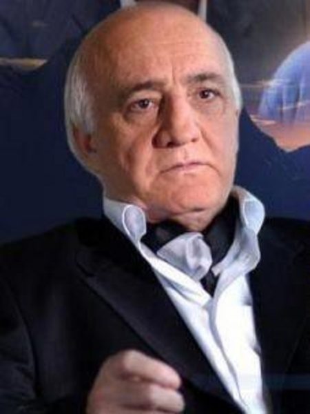 Doğu Bey... Türkiye politikasını konusunda herşeyi bilen adamdı... Elindeki Asa'yı yere vurması akıllarda kaldı. Polat'ın akıl babalığını da yaptı. Helikopteri düştü.