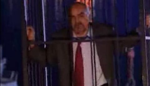 Behiç Türkcan... Kurtlar Vadisi'nin ilk bölümlerinde infaz edildi ama kayda geçen bir jenerik sahnesine de imza atıldı. Gücü ispat etmek isteen Çakır onu demir kafese koyup denize gömerken son sözü, "Allah'ın belası p.ç herif" oldu.