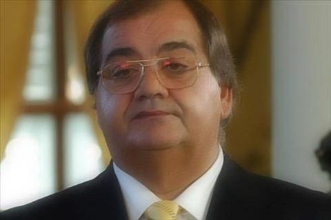 Yahudi işadamı İplikçi Nedim... Para onun için tek şeydi. İkili oynadı hep. Arabası tarandı. Ölüm emrini Nizamettin verdi.