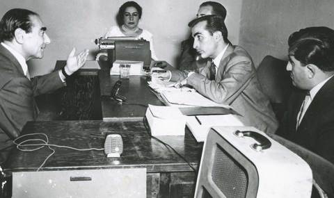 MENDERES İFADE VERİYOR: Dönemin Başbakanı Adnan Menderes anayasayı ihlal etmek, örtülü ödeneği usulsüz harcamak, 6-7 Eylül Olayları ve Vatan Cephesi kurmak gibi suçlamalarla yargılandı. Yargılama öncesi alınan ifadeler fotoğraf karelerine bu şekilde yansıdı.