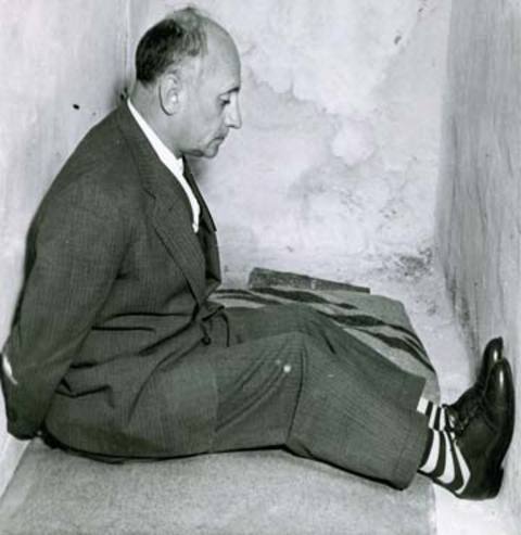 DANIŞTAY ÜYESİNİN KARDEŞİYDİ, HAKKINDA İDAM CEZASI VERİLDİ - NUSRET KİRİŞÇİOĞLU - Tahkikat Komisyonu Raportörü olan Nusret Kirişçioğlu, Türkiye'nin ilk kadın Danıştay üyesi Şükran Esmerer'in kardeşi ve Çanakkale Milletvekili'ydi. Avukat olan Kirişçioğlu, CHP'yi kapatma gibi bir düşüncenin olmadığını dile getirmişti. Kirişçioğlu'nun idamı oylamadaki muhalefet şerhine takıldı.