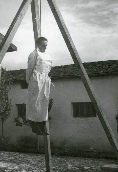 Menderes'in cezası 1961 yılının 17 Eylül'ünde infaz edildi.. Menderes'in altındaki tabure çekildiğinde, saatler 13.30'u gösteriyordu -