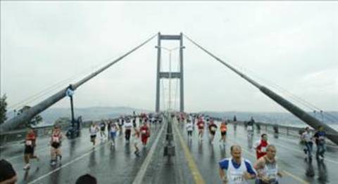 Avrasya Maratonu sırasında Boğaz'ı Boğaz Köprüsü'nden seyretmek