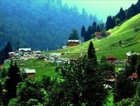 Rize yaylarında düzenlenen festivallerde horon tepmek