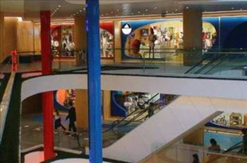 İstanbul'da Mohini alışveriş merkezinde birçok standa kurulmuş ücretsiz Nintendo Wii oynamak