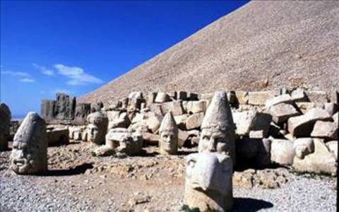 Nemrut Dağı'na tırmanıp günün doğuşunu izlemek