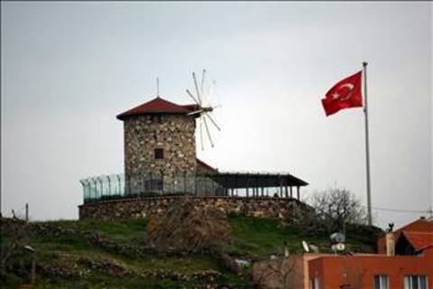 Cunda'da tepedeki değirmene kadar tırmanmak ve orada soluklanıp irili ufaklı adalarla çevrili dünyanın bu eşsiz manzarasını fotoğraflamak