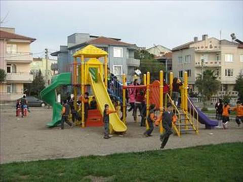 Oyun parklarında kaydıraktan kaymak, tahterevalliye binmek
