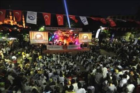 Sultanahmet Meydanı'nda ücretsiz halk konserine takılıp bağıra çağıra şarkılar söylemek