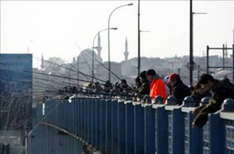 Galata köprüsünde balık tutmak