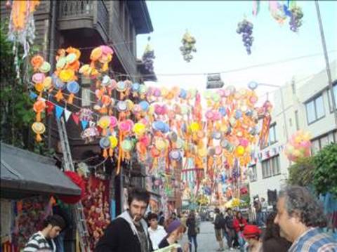 Ahırkapı'da romanların müziğini dinleyip iki göbek atmak