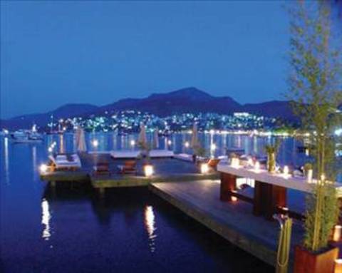 Bir dolunay gecesinde Bodrum Türkbükü sahilinde oturup dolunayı izlemek