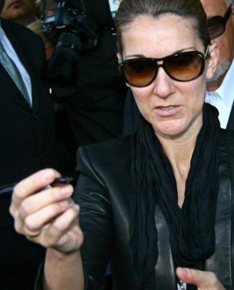 Celine Dion da makyajsız görüntülendiği için magazin basınının rdiline düşen son ünlü oldu. İşte gösteri dünyasının ünlülerinin tıpkı sıradan insanlar gibi doğal halleriyle dışarı çıktıklarında sergiledikleri görüntü ve profesyonel ustaların elinde güzelleştikten sonra sergiledikleri görüntü arasındaki farklar.