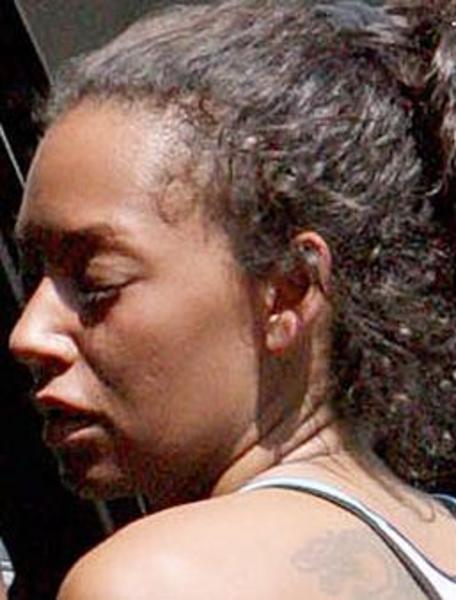 Baharat Kızlar grubunun Victoria Beckham'dan sonra en çok göz önünde olan üyesi Mel Brown, zayıfladıktan sonra da objektiflerle barışmıştı. Hep en güzel haliyle görüntülenen Mel B. bu kez fena yakalandı. Makyajsız yüzüyle kelimenin tam anlamıyla korkunç görünen Mel B. göründülendiğini anlayınca hemen arabasına binerek uzaklaştı.