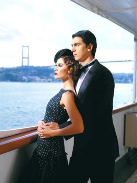 Birlikte bir çok projede yer alan Şener ve Kutluay çifti şimdilerde mutlu giden evlilikleri ile dikkat çekiyor.