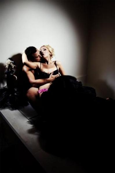 Yeni evli çiftten şaşırtan pozlar