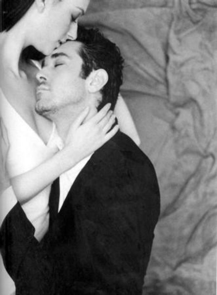 Burak Hakkı büyük aşk yaşadığı Sema Şimşek ile birlikte Elele dergisinin 14 Şubat Sevgililer Günü özel sayısı nedeniyle objektif karşısına geçti. Magazin aleminin gözde çiftlerinden olan ikili şimdilerde evli ve bir de oğulları var