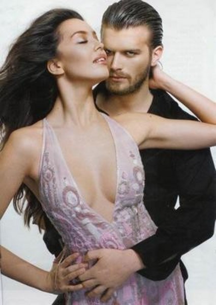 KIVANÇ TATLITUĞ - AZRA AKIN Güzelliği dünya çapında tescillenmiş olan Azra Akın, bir dönem Kıvanç Tatlıtuğ ile aşk yaşadı.