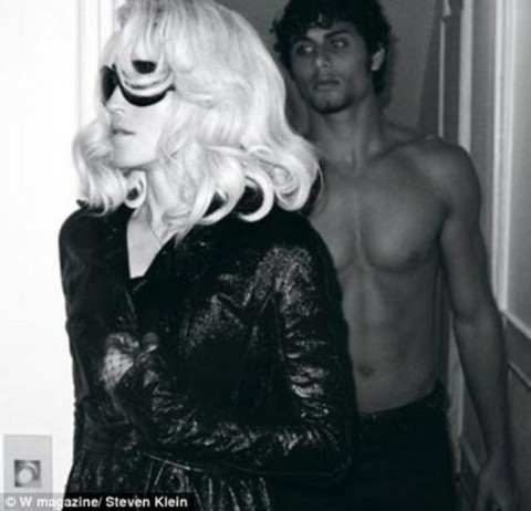 İkili, çok tartışılan aşklarını W dergisine verdikleri pozlarla ölümsüzleştirdi