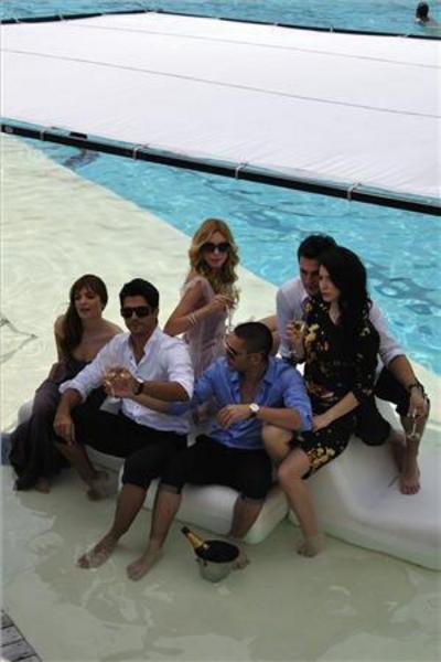 Son günlerin modası haline gelen facebook çılgınlığına Küçük Sırlar dizisinin oyuncuları da uydu.