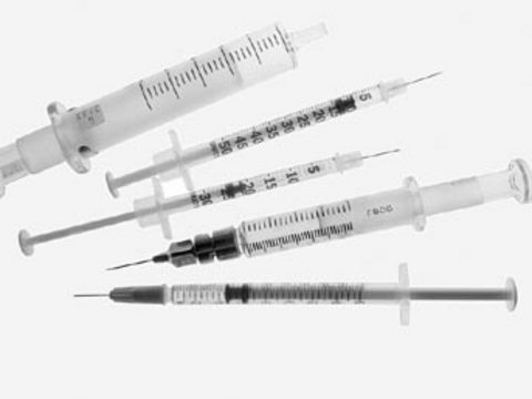 Yeni aşı, öncelikle 60 yaşından büyükler; şeker, böbrek bozukluğu, astım, bağışıklık sistemi, kronik akciğer, kalp hastaları; hamileler ve beş yaşından küçük çocuklar ile huzurevi sakinlerine tavsiye ediliyor.