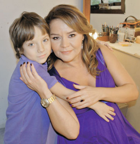 Zeyno Gönenç, nam-ı diğer Dominant Teyze, sette sempatik tavırlarıyla herkesin sevgilisi adeta. Oğlunu canlandıran Alp Eren'i de çok seviyor ve "O benim manevi oğlum" diyor.