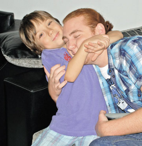 Alp Eren Khamis tıpkı dizide olduğu gibi sette de Furkan Kızılay'ın yanından ayrılmıyor. Khamis her fırsatta, "Furkan Abi'yi çok seviyorum" demeyi de ihmal etmiyor.