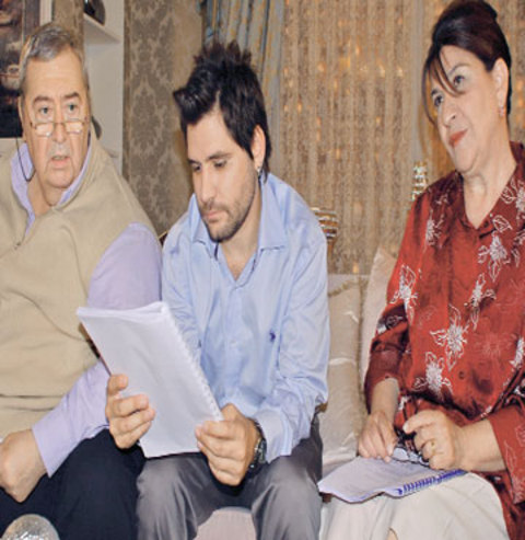 Duygu'nun sevgilisi Berke'yi canlandıran Ceyhun Fersoy, Duygu'yu isteyecekleri sahneye hazırlanırken kendini o kadar kaptırmıştı ki gözü elindeki senaryodan başkasını görmüyordu.