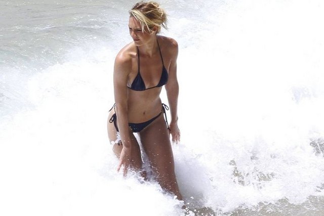 Güzel model günün yorgunluğunu yüzerek attı.