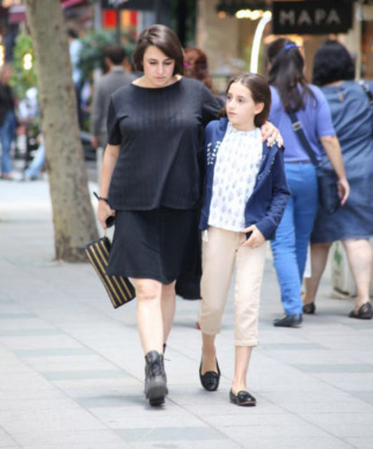 Esra Dermancıoğlu, kızıyla birlikte Nişantaşı'ndaydı.