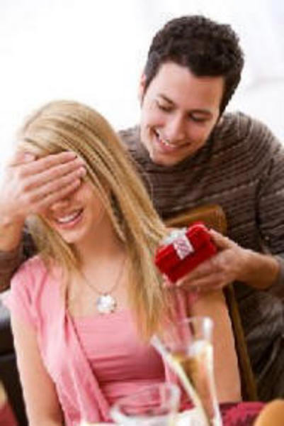 6- AŞIRI MAKYAJDAN KAÇIN: Yoksa, herkesin dikkatini çekmek isteyen ve kendine güveni olmayan bir kız imajı yaratırsın. -