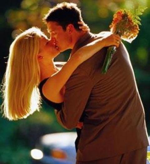 11- ANLAMLI BAKMAYI ÖĞREN: Ona ondan hoşlandığını belli eden bir bakış at ama devamını getirme. Bırak doğru olup olmadığını konusunda biraz meraklansın.