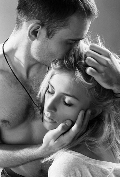 2- SAMİMİ OLMAKTAN KORKMA: Ona duygularını belli etmen, seni küçültmez,. Sürekli bakışmanıza rağmen, hâlâ tanışma girişimde bulunmadıysa, ilk adımı sen atabilirsin.